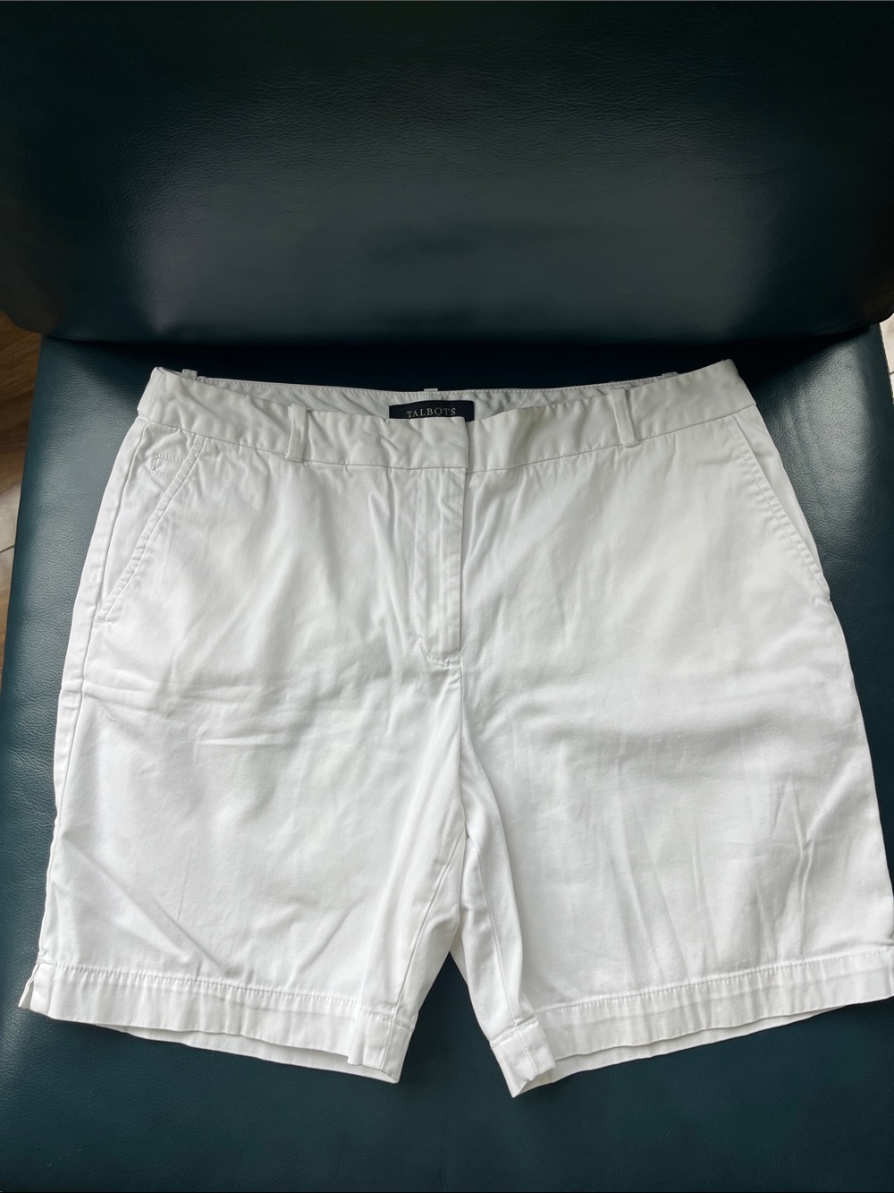 Talbots White Flat-Front 98% Cotton/2% Spandex Bermuda Shorts size 6